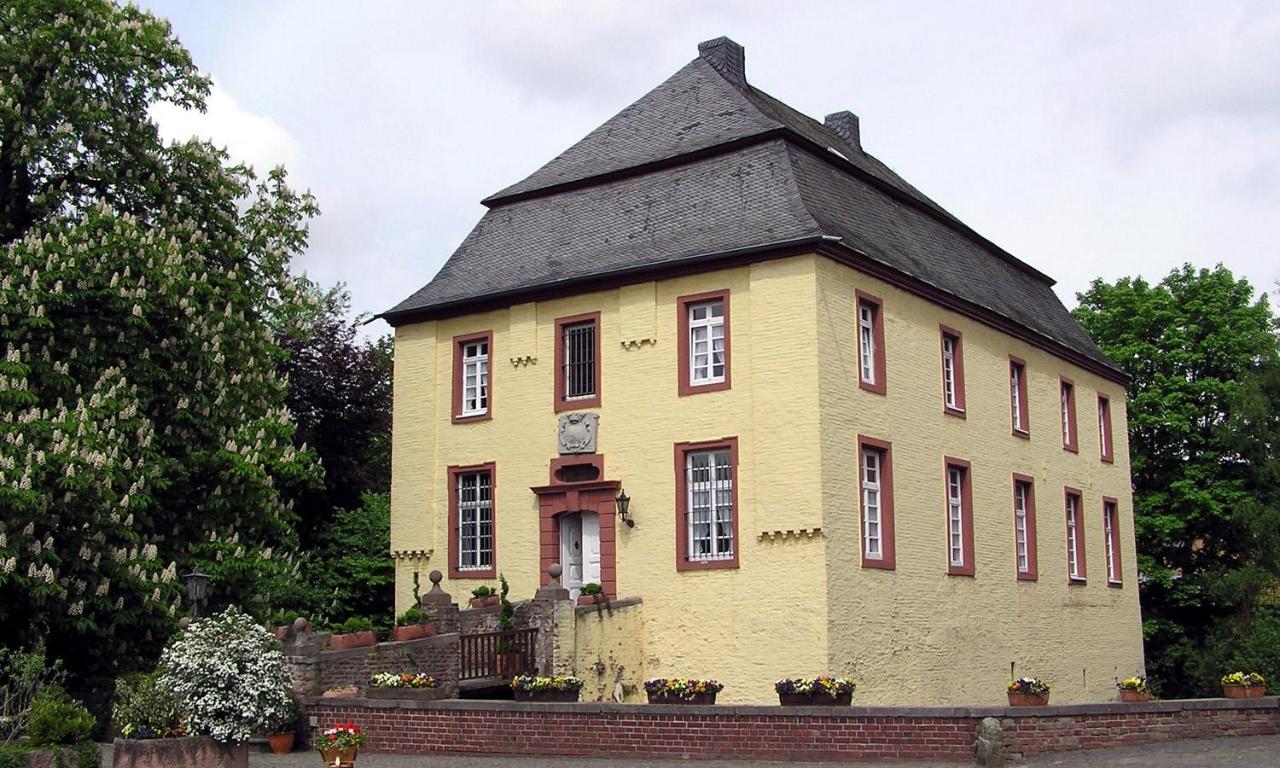 Charmante Ferienwohnungen Auf Reitstall Wasserburg Anstel - Ein Ort Zum Wohlfuehlen Und Entspannen Rommerskirchen Exteriör bild