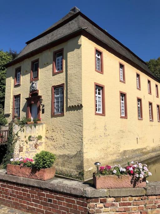 Charmante Ferienwohnungen Auf Reitstall Wasserburg Anstel - Ein Ort Zum Wohlfuehlen Und Entspannen Rommerskirchen Exteriör bild